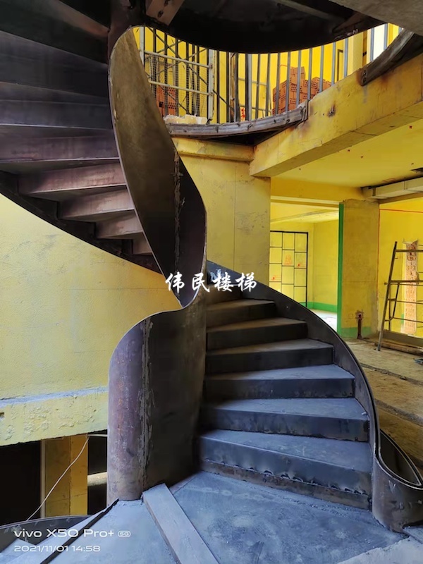 旋转钢架楼梯见过三层的吗？