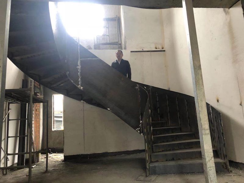 杭州旋转楼梯配这栋别墅是不是很漂亮？