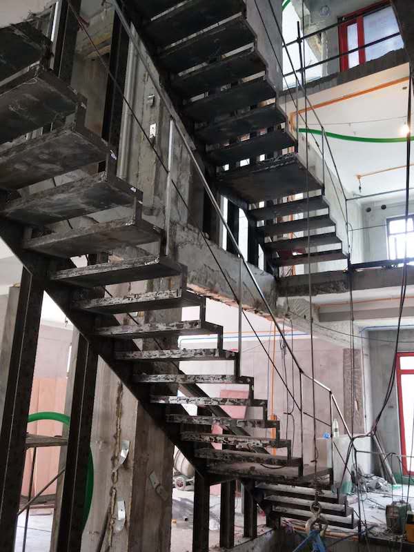 杭州钢板楼梯不宜过陡，人性化安全是很重要的