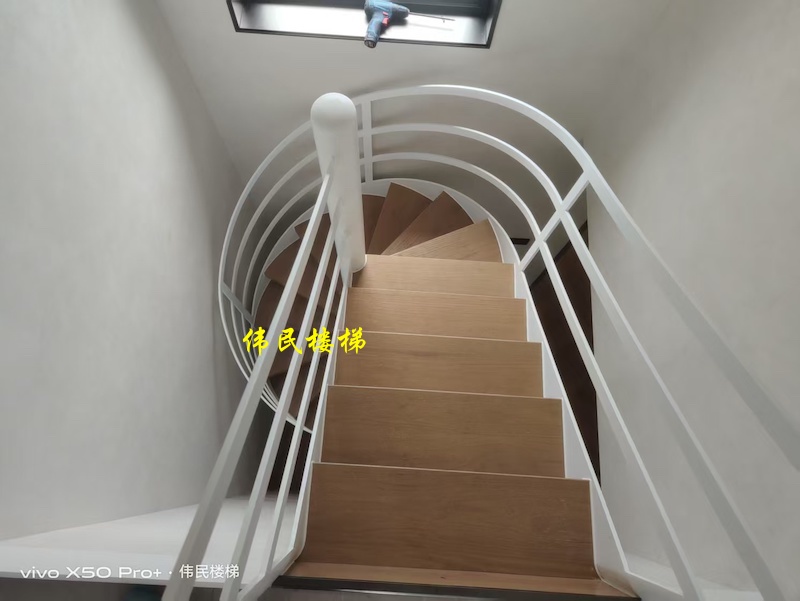 杭州钢板楼梯工厂用金属美学重塑别墅格调