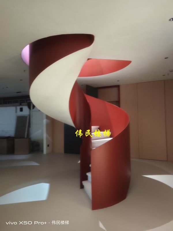 旋转钢架楼梯成复式装修新选择？我们来剖析