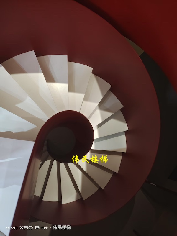 旋转钢架楼梯成复式装修新选择？我们来剖析