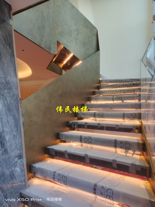 钢板旋转楼梯为何成为别墅装修 “新宠”？