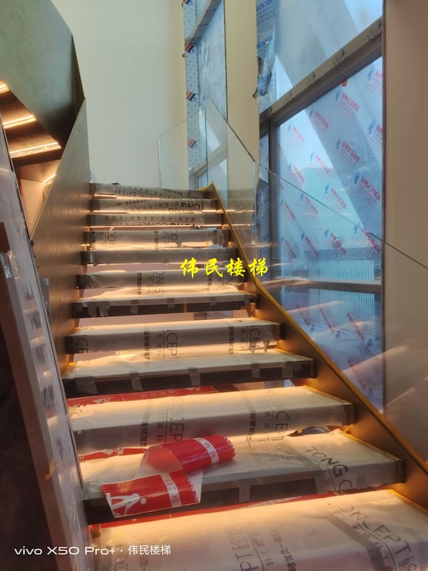 钢板旋转楼梯为何成为别墅装修 “新宠”？