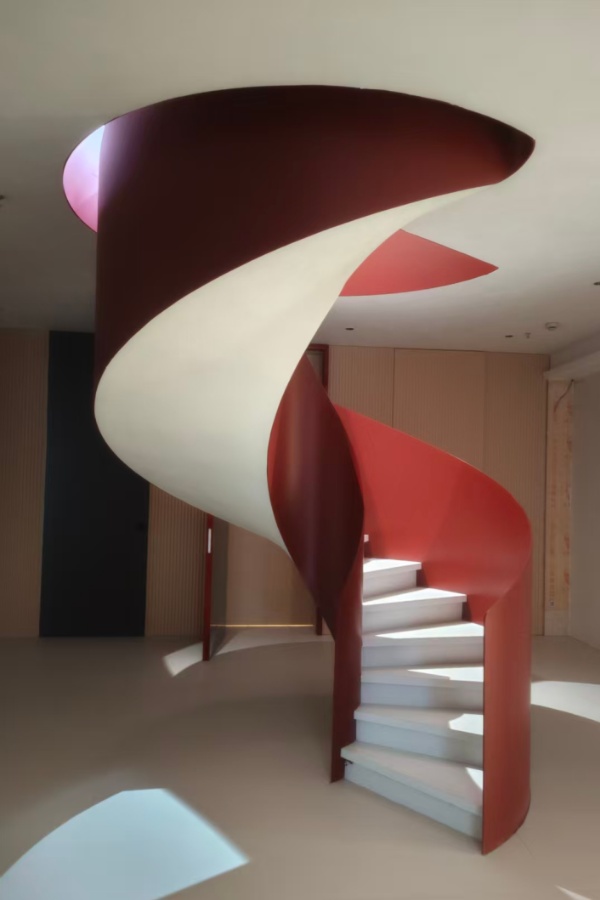 杭州互联广场宝俪家居旋转楼梯 